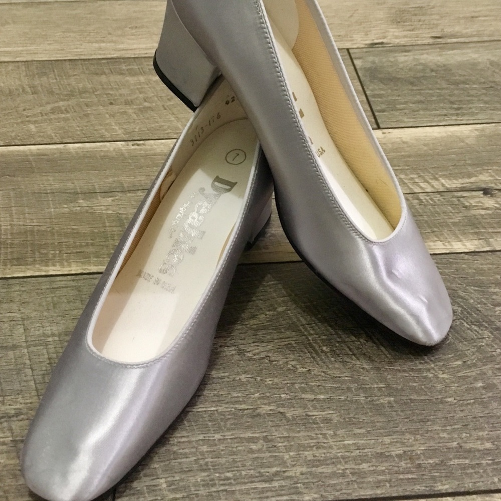 Women’s dyeable shoes.